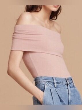Aritzia Wilfred Free Hayett Medium Blush Pink Off-The-Shoulder Bodysuit